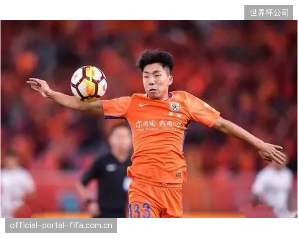 森保一需解决攻防两端球员来源不同带来的战术协同问题，实现攻守平衡。